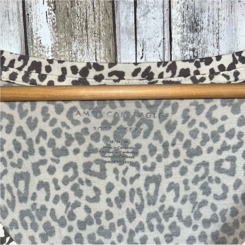 American Eagle Leopard Brown Cream Tee Women’s Medium - Picture 4 of 4